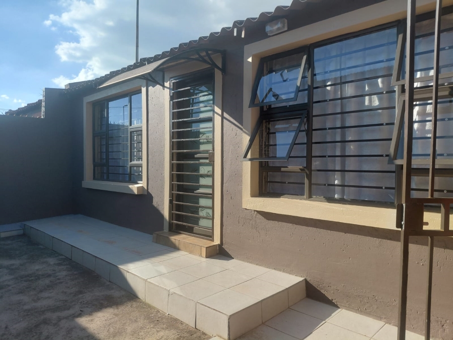 4 Bedroom Property for Sale in Naledi Gauteng