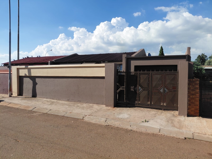 4 Bedroom Property for Sale in Naledi Gauteng
