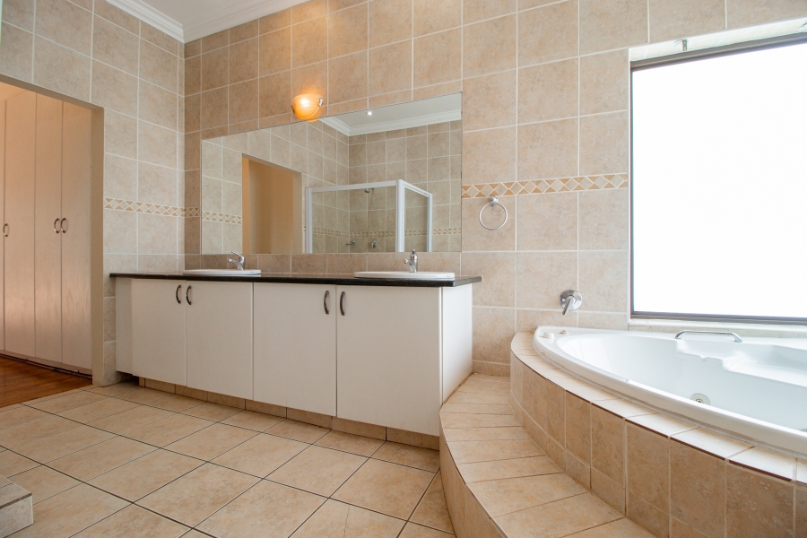 4 Bedroom Property for Sale in Silver Lakes Golf Estate Gauteng