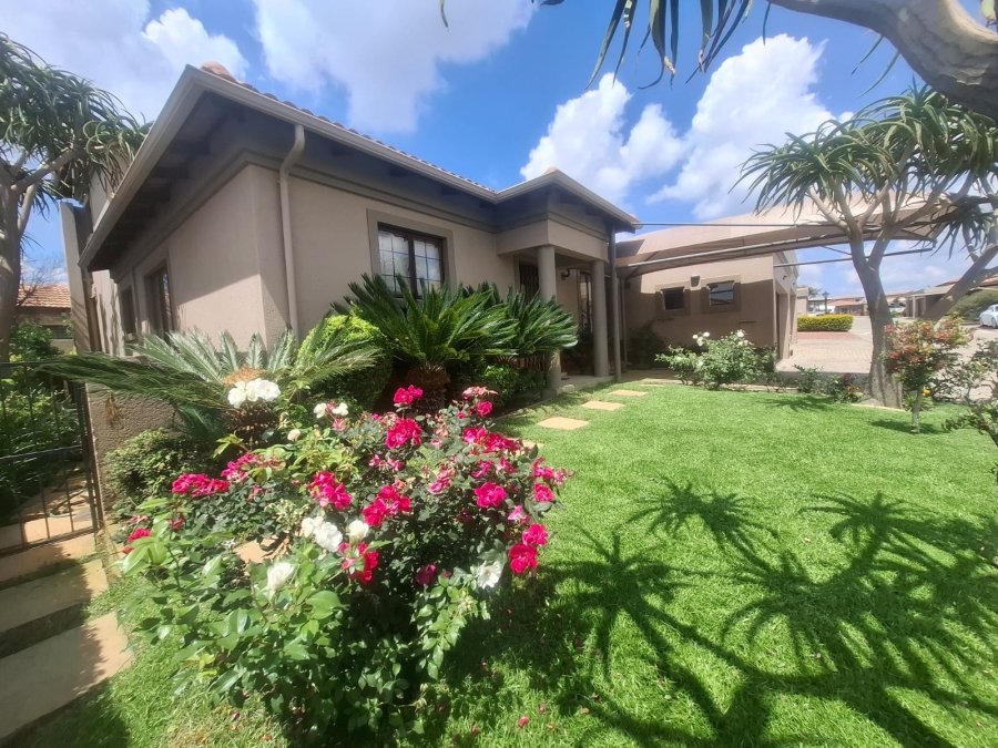 To Let 4 Bedroom Property for Rent in Noordwyk Gauteng