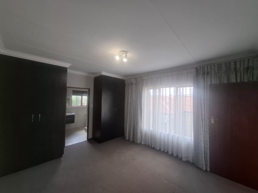 To Let 4 Bedroom Property for Rent in Noordwyk Gauteng