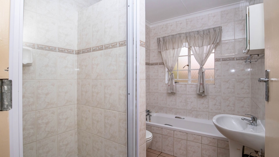 2 Bedroom Property for Sale in Faerie Glen Gauteng