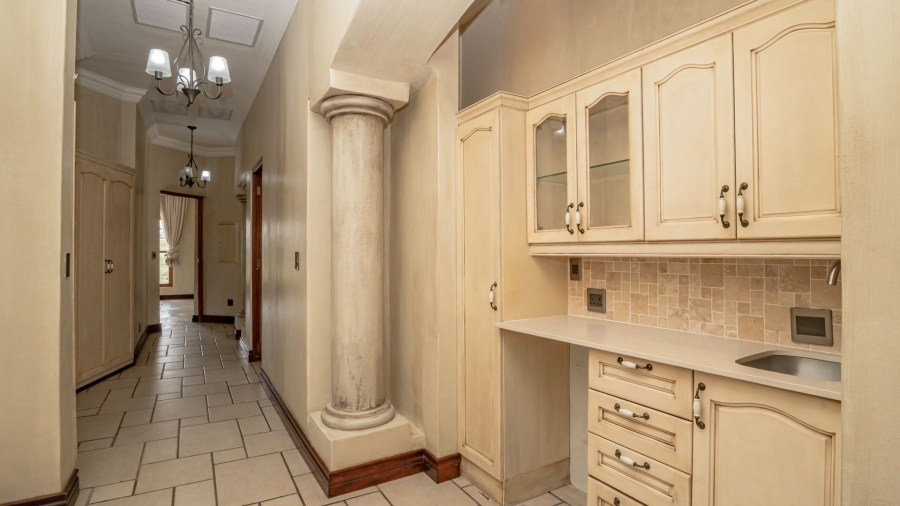 5 Bedroom Property for Sale in Waterkloof Ridge Gauteng