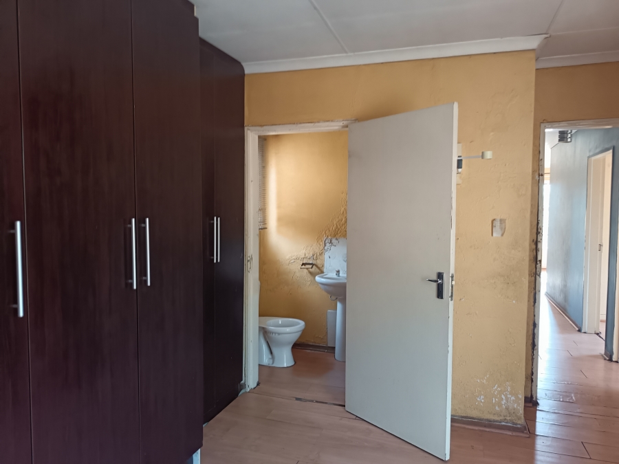 3 Bedroom Property for Sale in Clayville Gauteng
