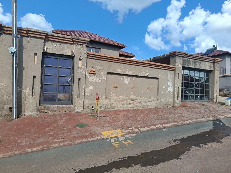 3 Bedroom Property for Sale in Clayville Gauteng