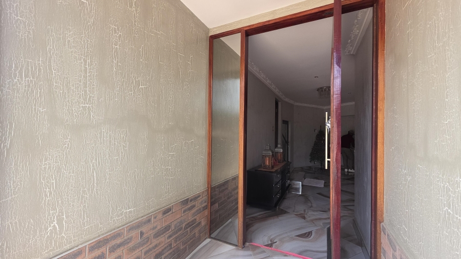 6 Bedroom Property for Sale in Raslouw Gauteng