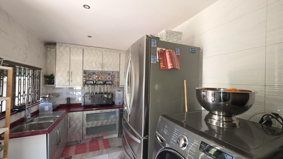 6 Bedroom Property for Sale in Raslouw Gauteng