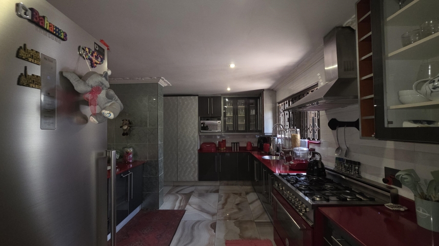 6 Bedroom Property for Sale in Raslouw Gauteng