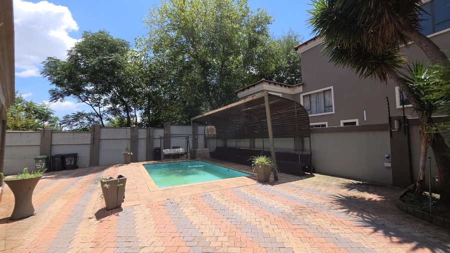 6 Bedroom Property for Sale in Raslouw Gauteng