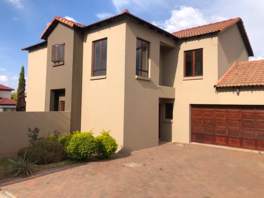 To Let 4 Bedroom Property for Rent in Thatchfield Close Gauteng