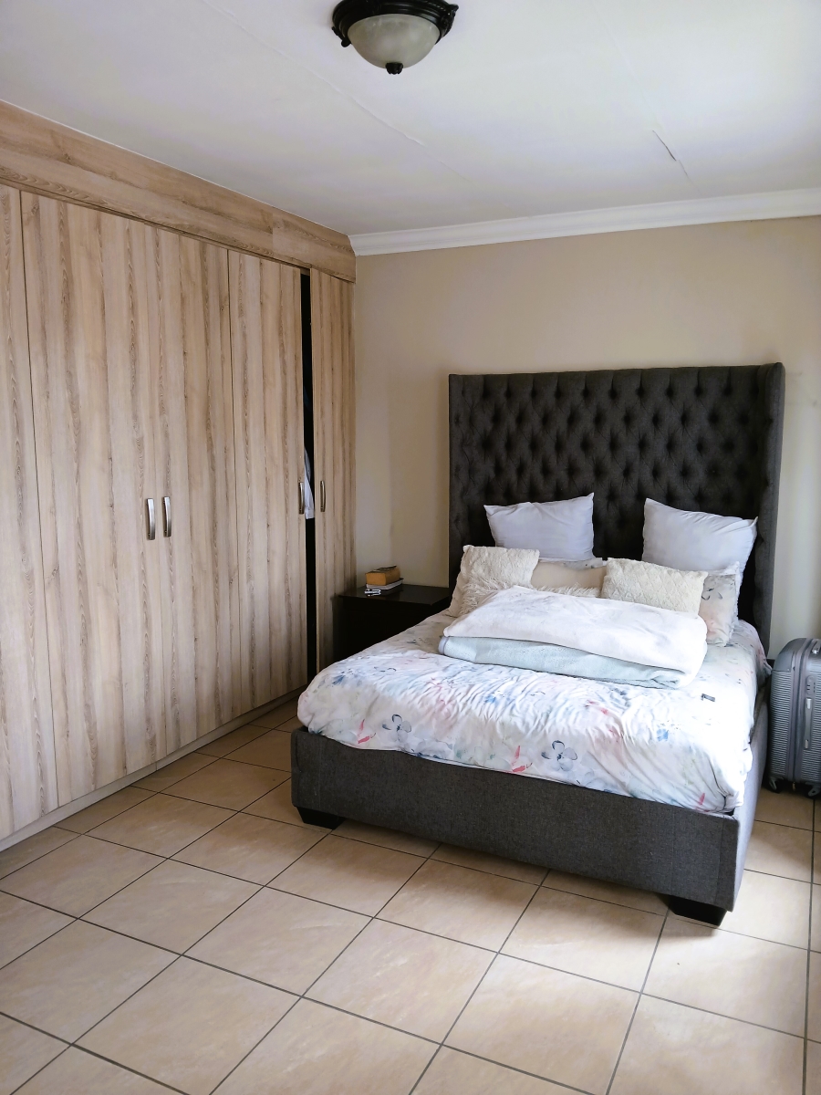 To Let 4 Bedroom Property for Rent in Thatchfield Close Gauteng