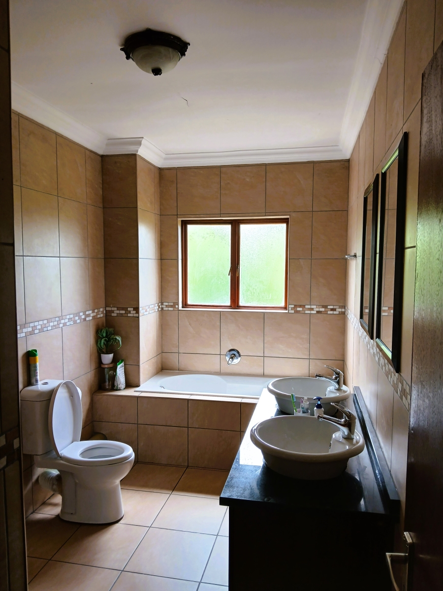 To Let 4 Bedroom Property for Rent in Thatchfield Close Gauteng