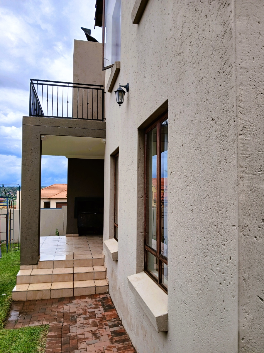To Let 4 Bedroom Property for Rent in Thatchfield Close Gauteng
