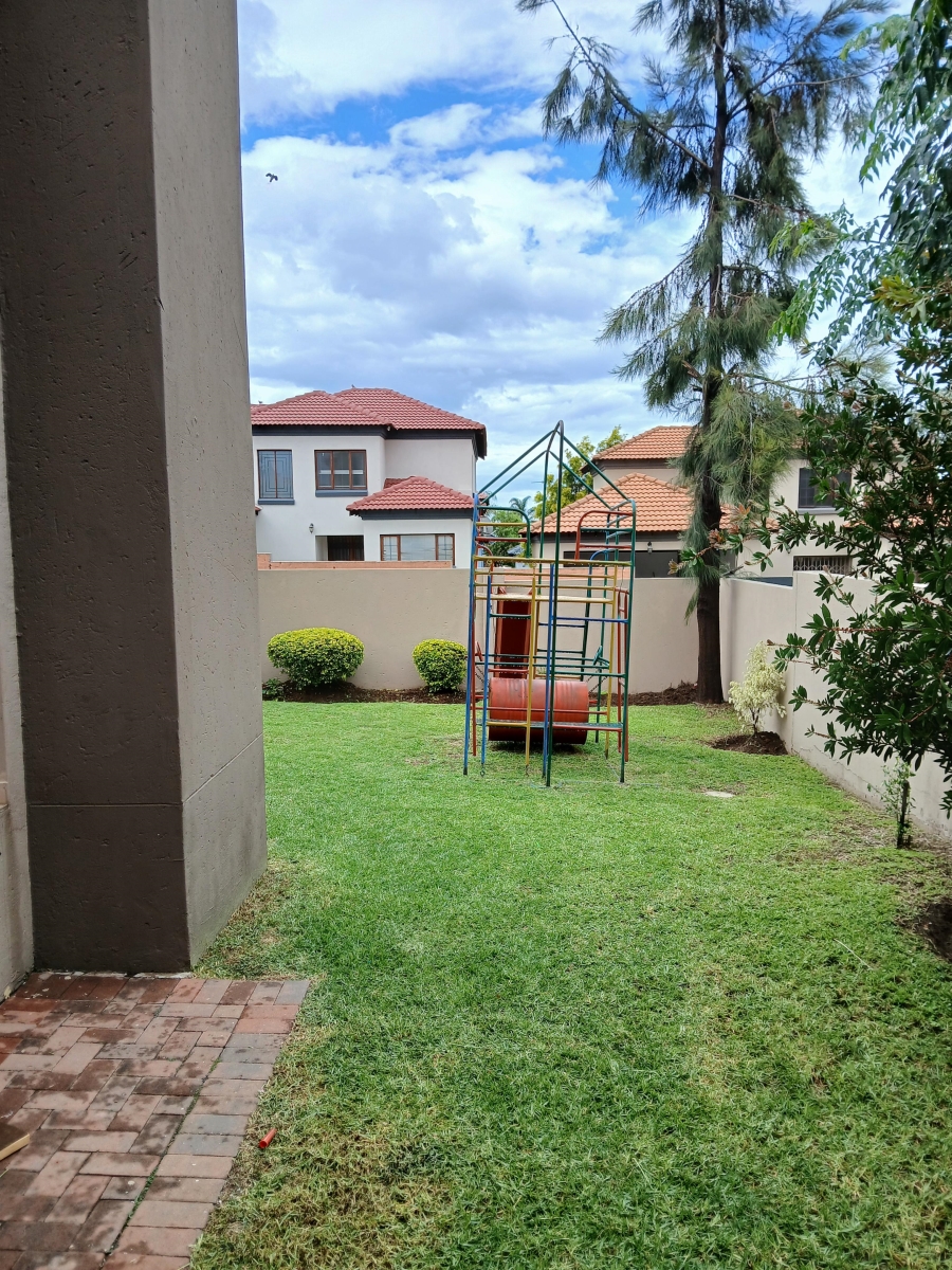 To Let 4 Bedroom Property for Rent in Thatchfield Close Gauteng