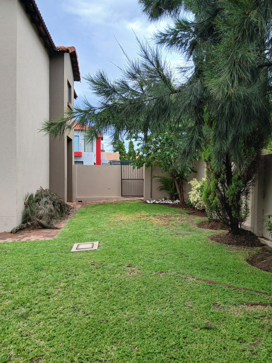 To Let 4 Bedroom Property for Rent in Thatchfield Close Gauteng