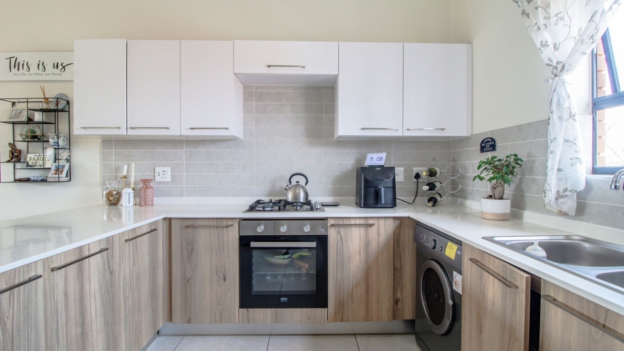 To Let 2 Bedroom Property for Rent in Founders Hill Gauteng