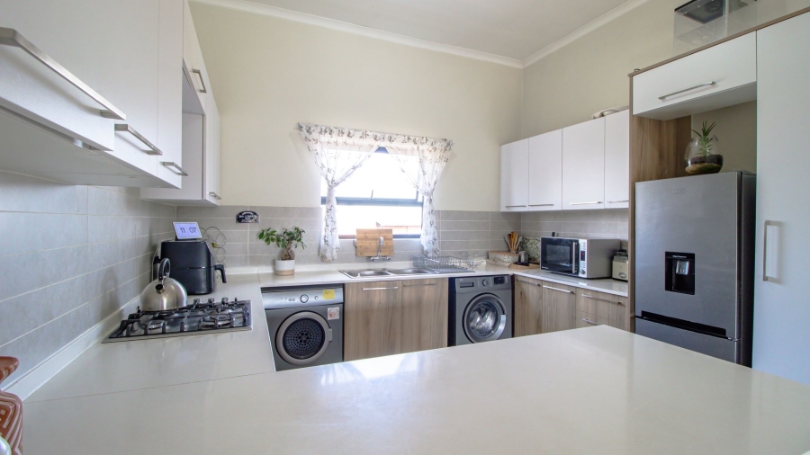 To Let 2 Bedroom Property for Rent in Founders Hill Gauteng