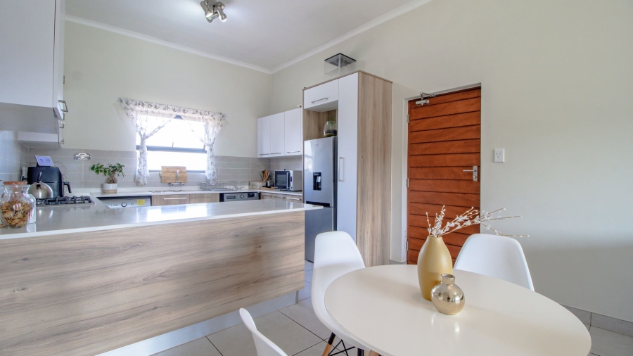 To Let 2 Bedroom Property for Rent in Founders Hill Gauteng