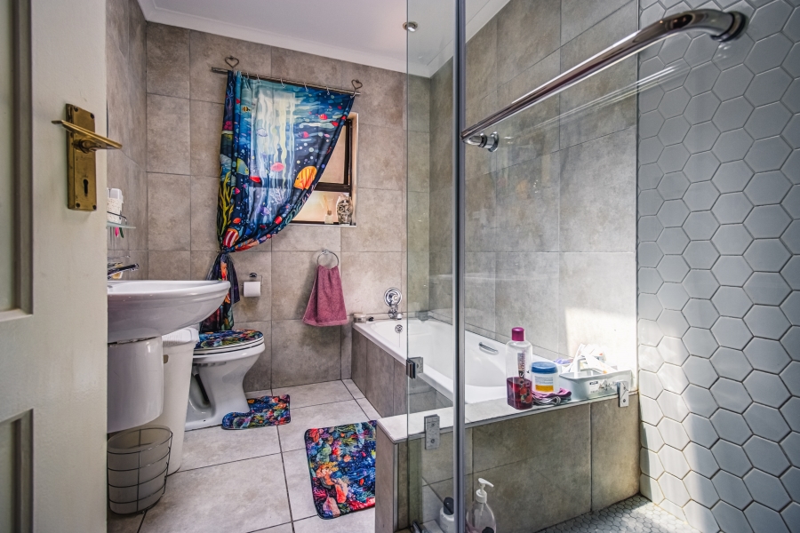 4 Bedroom Property for Sale in Glen Marais Gauteng