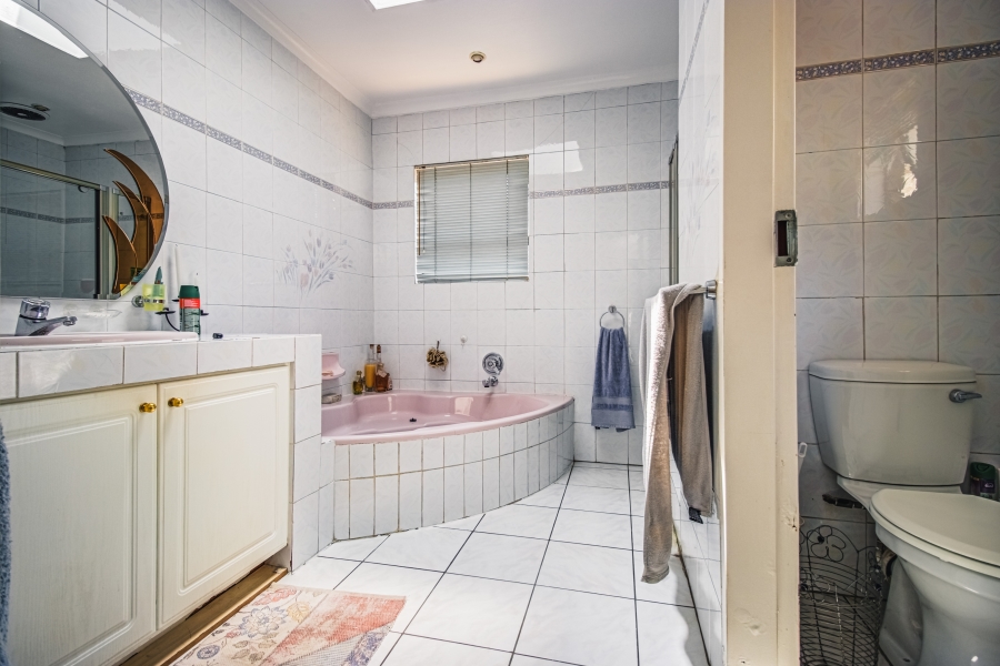 4 Bedroom Property for Sale in Glen Marais Gauteng