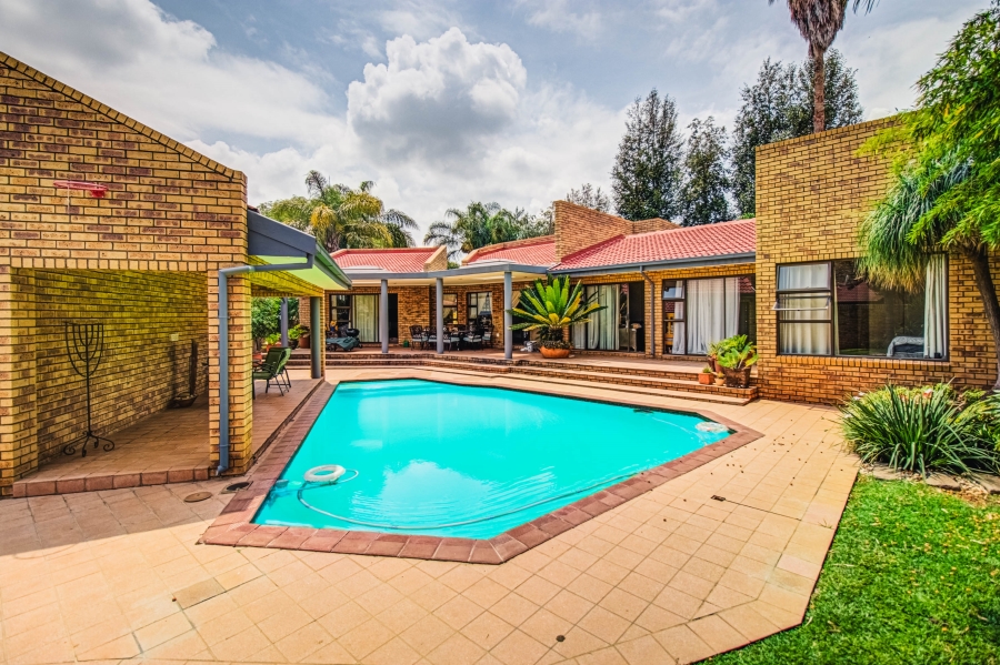 4 Bedroom Property for Sale in Glen Marais Gauteng
