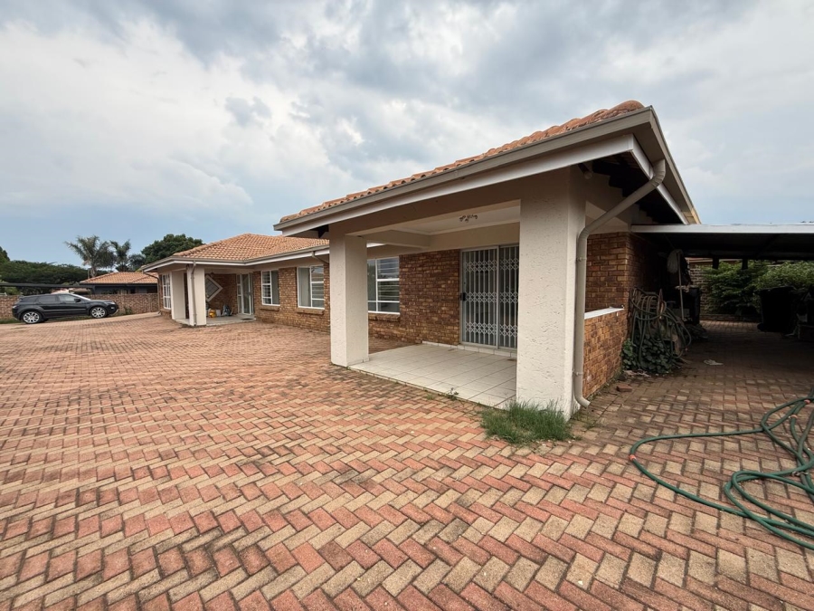 To Let 4 Bedroom Property for Rent in Ravenswood Gauteng