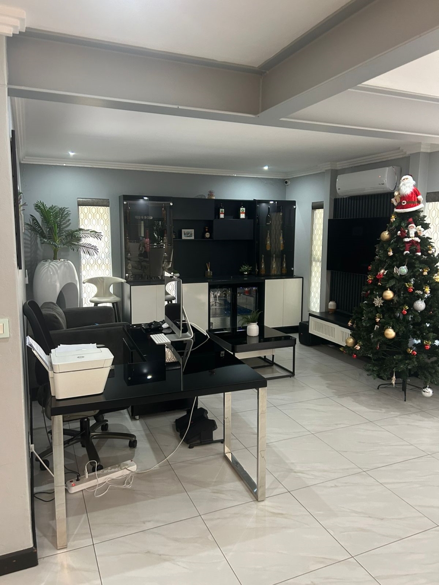 5 Bedroom Property for Sale in Greenstone Hill Gauteng