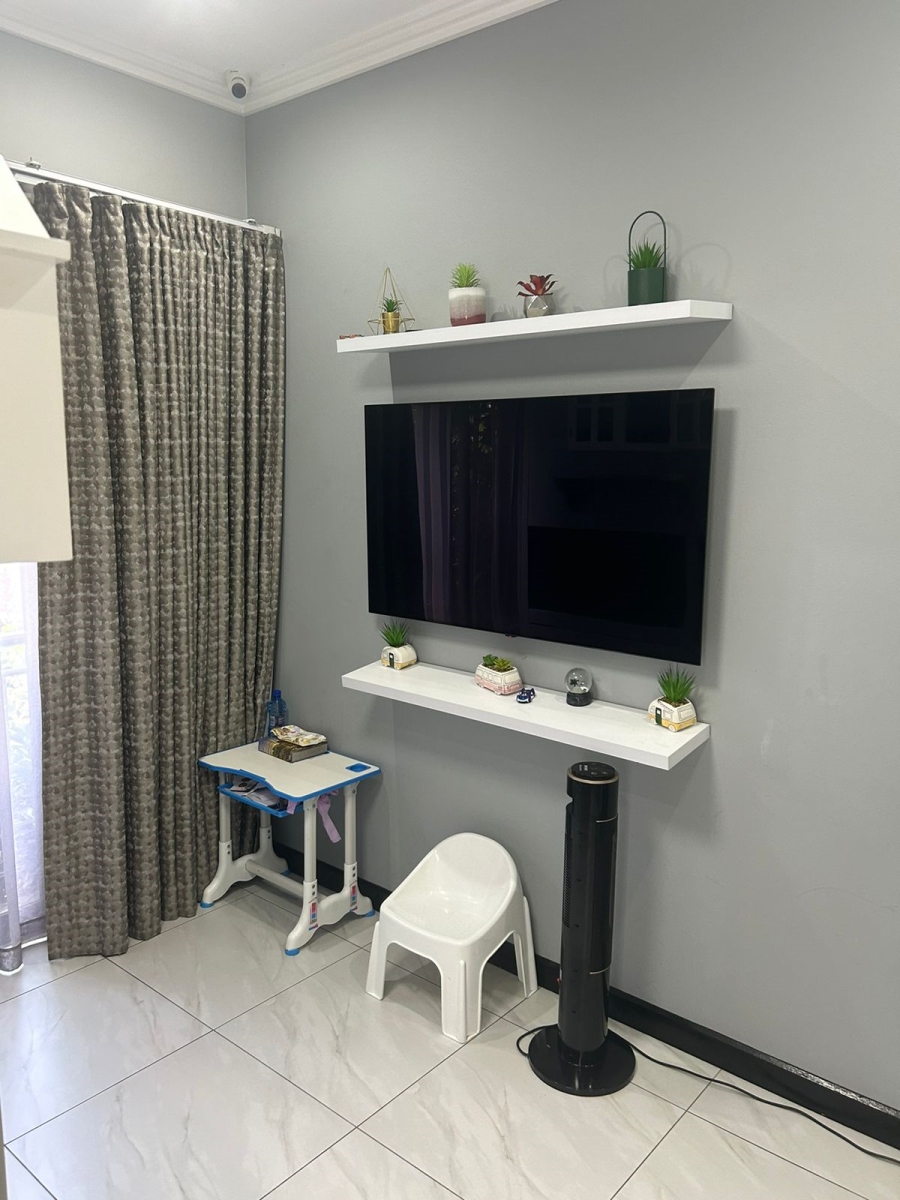 5 Bedroom Property for Sale in Greenstone Hill Gauteng