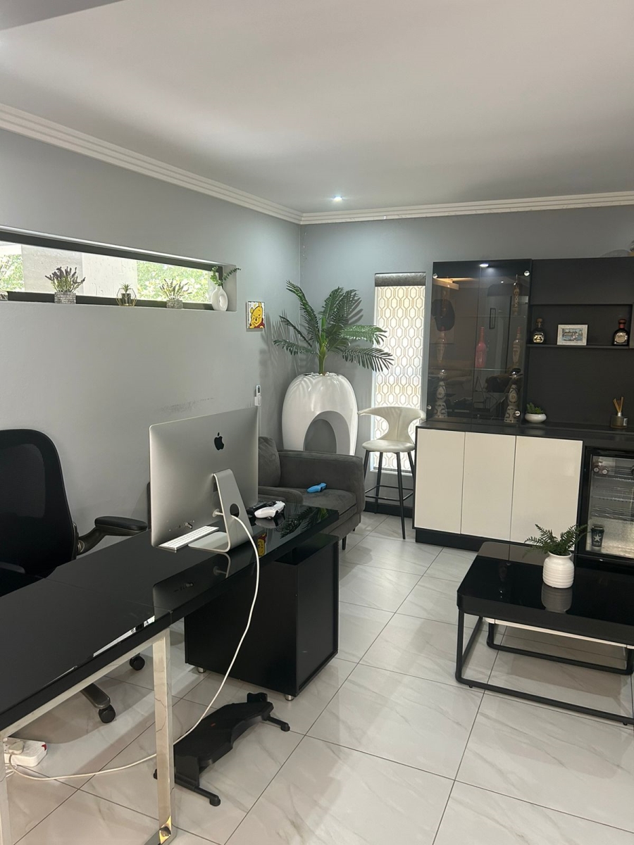 5 Bedroom Property for Sale in Greenstone Hill Gauteng