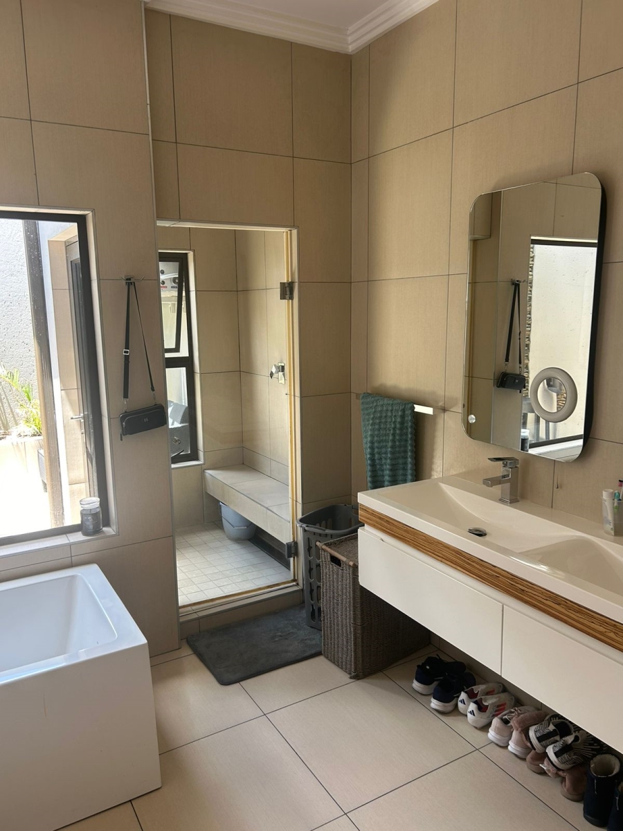 5 Bedroom Property for Sale in Greenstone Hill Gauteng