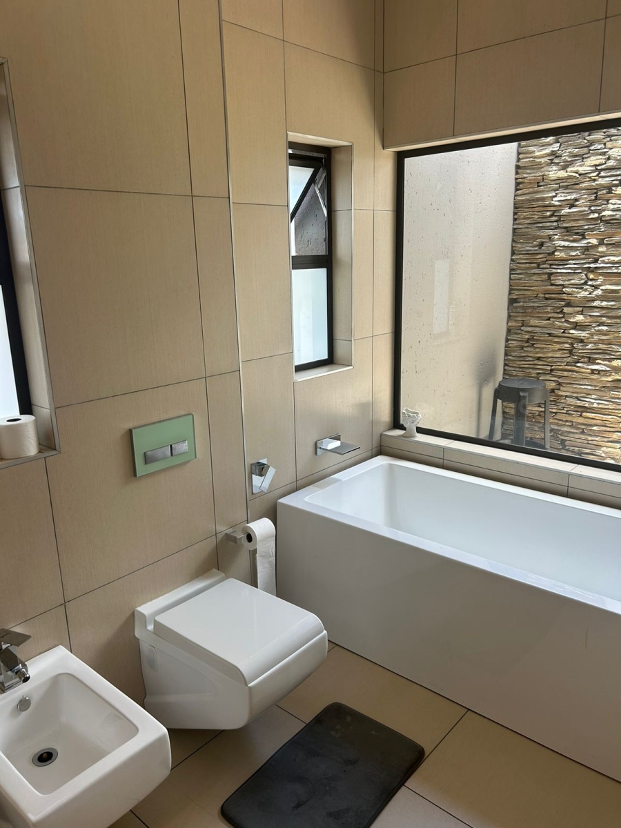 5 Bedroom Property for Sale in Greenstone Hill Gauteng