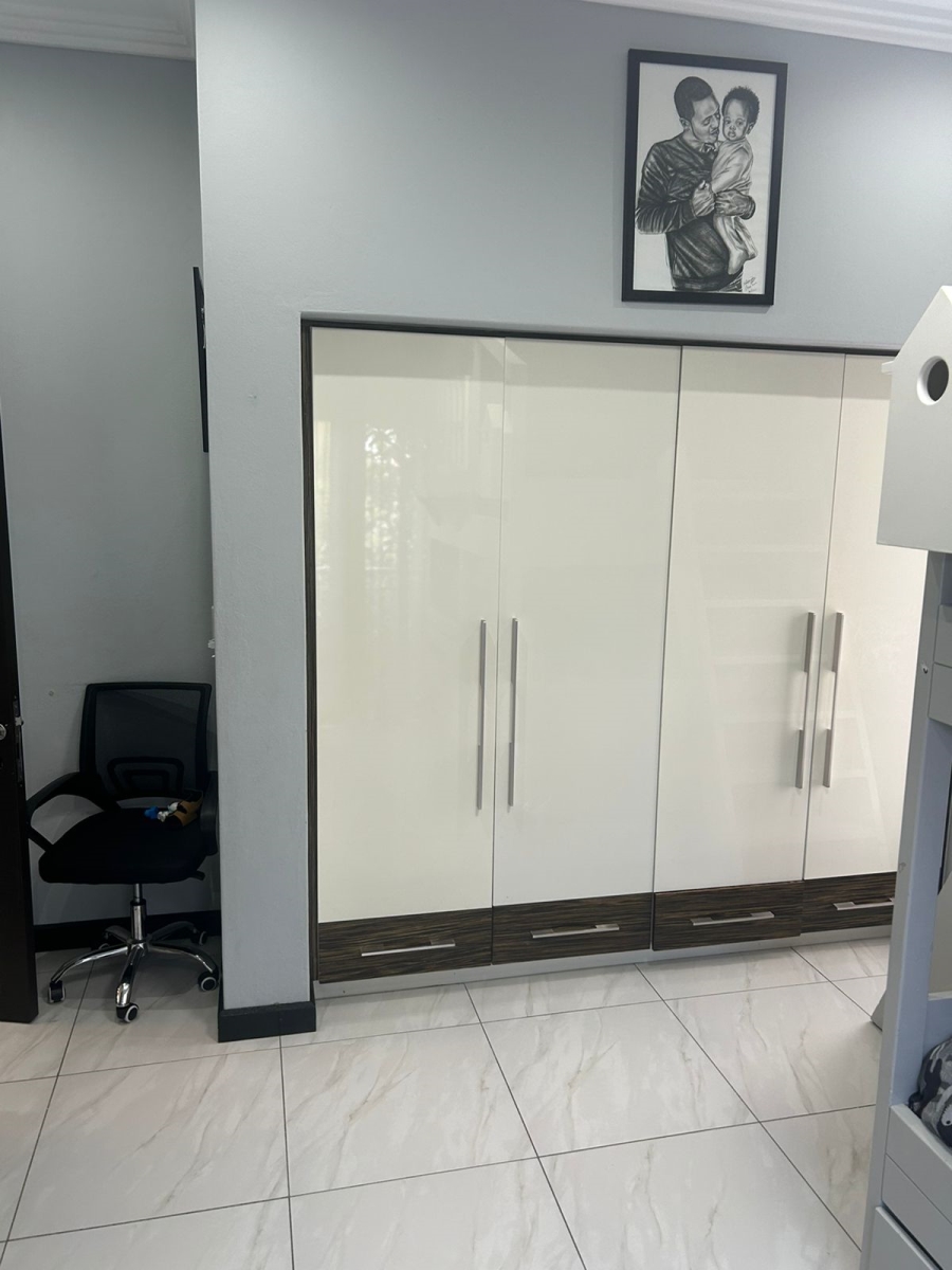 5 Bedroom Property for Sale in Greenstone Hill Gauteng