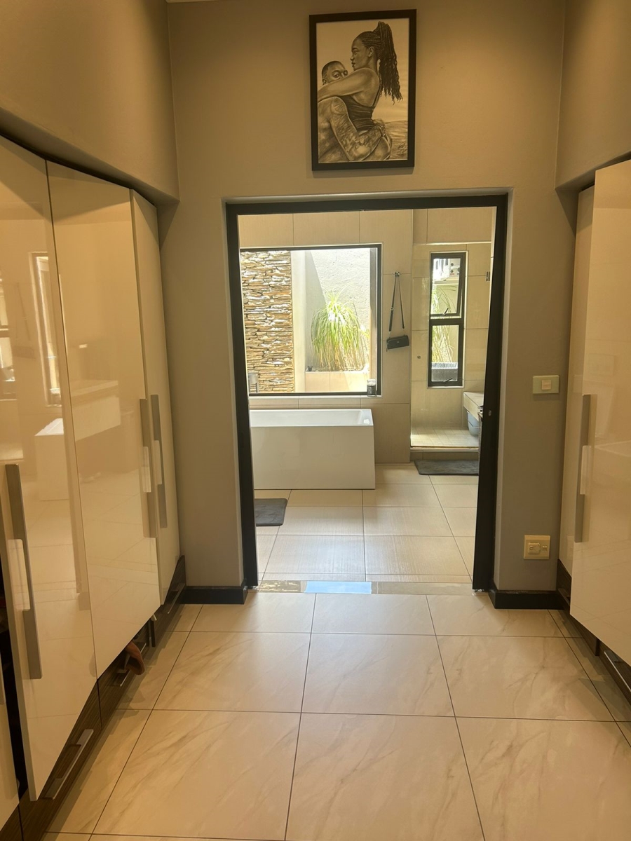 5 Bedroom Property for Sale in Greenstone Hill Gauteng