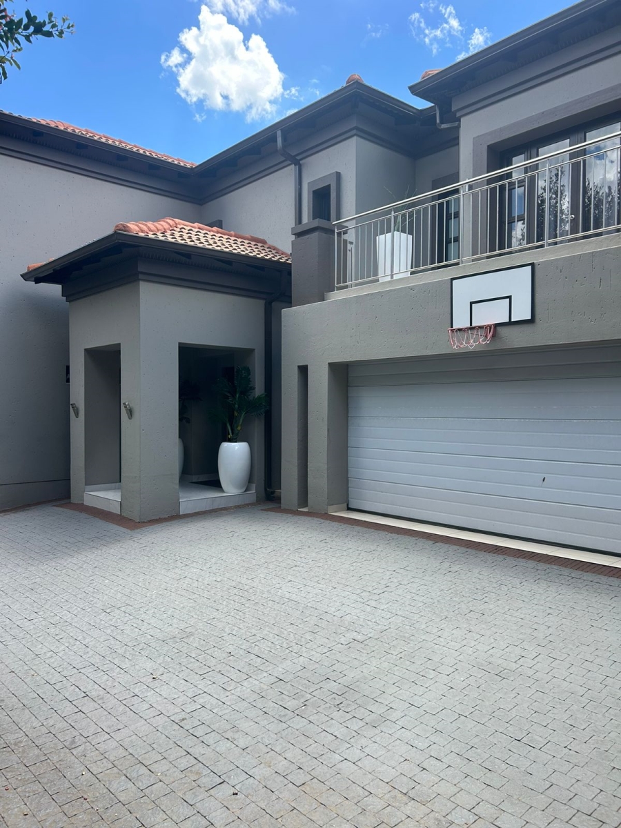 5 Bedroom Property for Sale in Greenstone Hill Gauteng