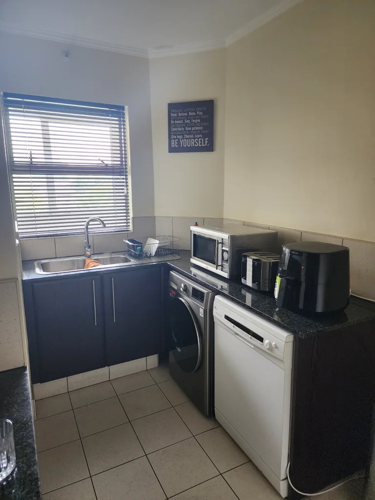 To Let 2 Bedroom Property for Rent in Sandhurst Gauteng