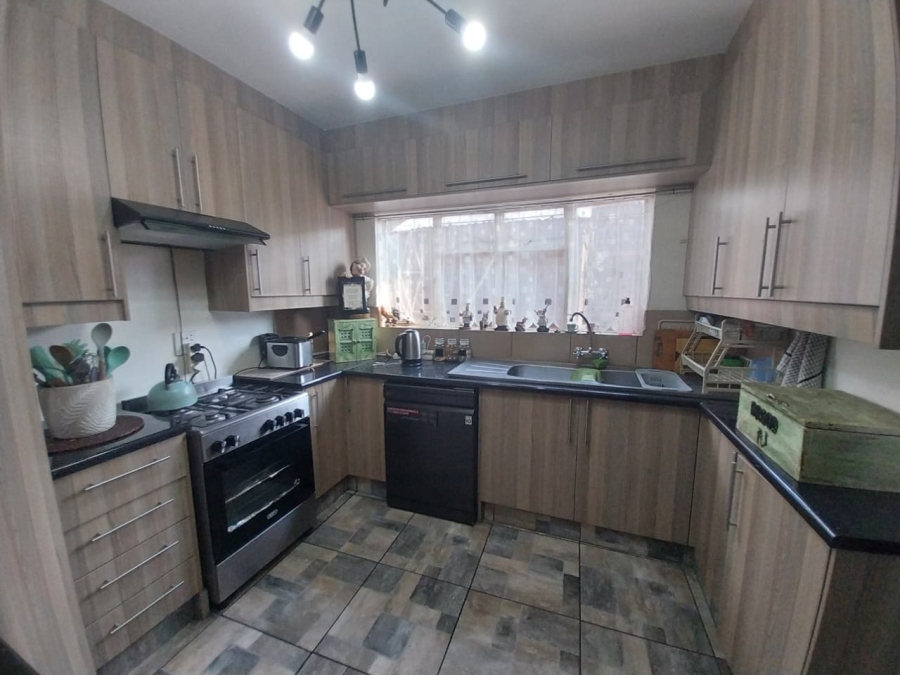 3 Bedroom Property for Sale in East Geduld Gauteng