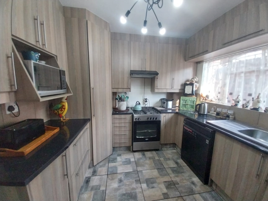 3 Bedroom Property for Sale in East Geduld Gauteng