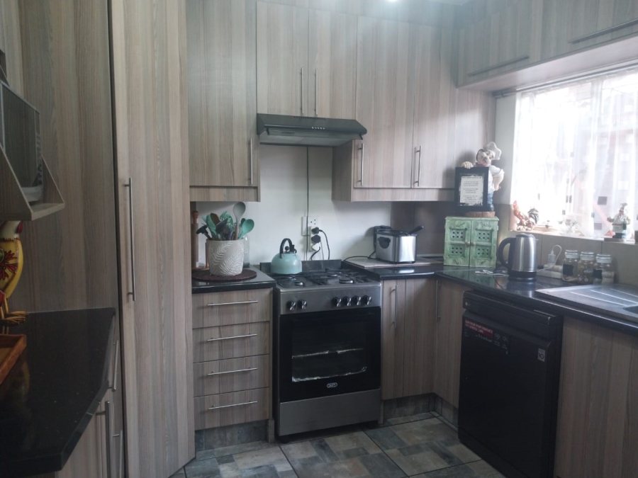 3 Bedroom Property for Sale in East Geduld Gauteng