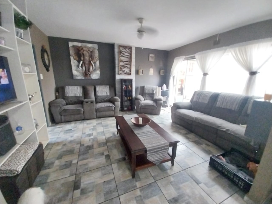 3 Bedroom Property for Sale in East Geduld Gauteng