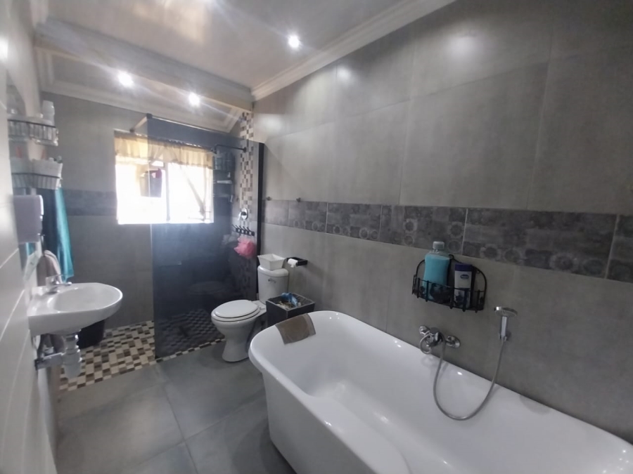 3 Bedroom Property for Sale in East Geduld Gauteng