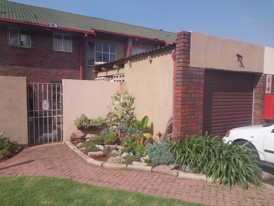 3 Bedroom Property for Sale in East Geduld Gauteng