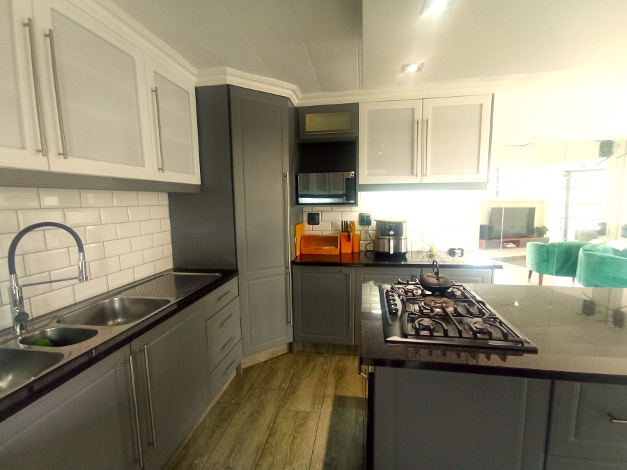 2 Bedroom Property for Sale in Bassonia Gauteng