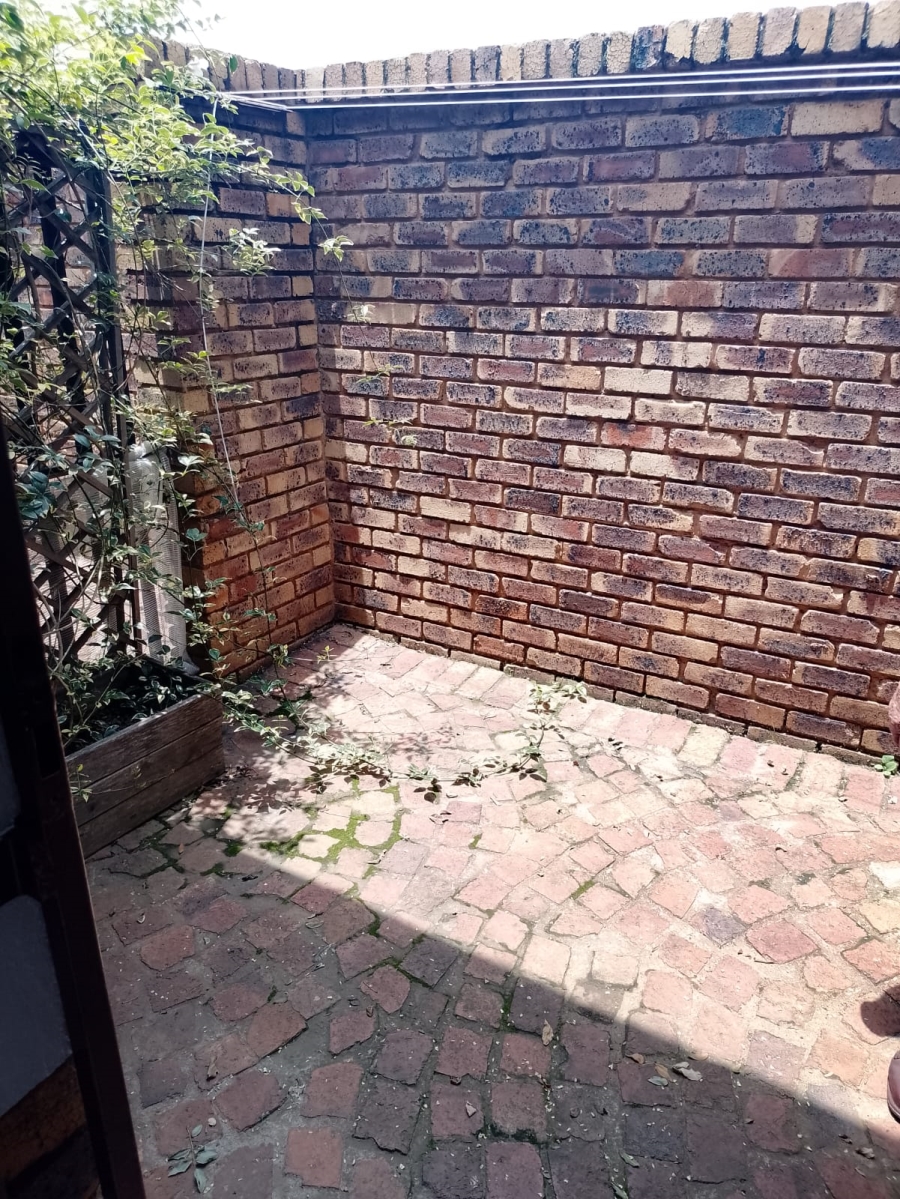 To Let 2 Bedroom Property for Rent in Bonaero Park Gauteng