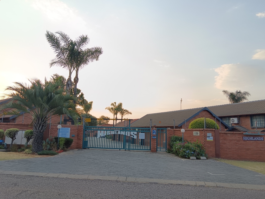 3 Bedroom Property for Sale in Die Hoewes Gauteng