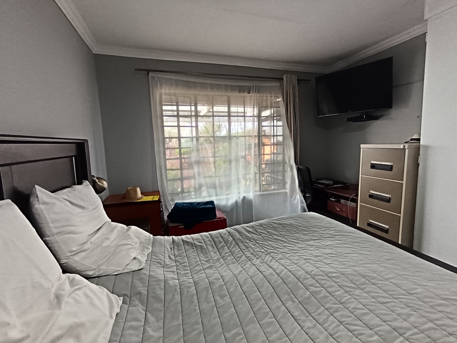 3 Bedroom Property for Sale in Die Hoewes Gauteng