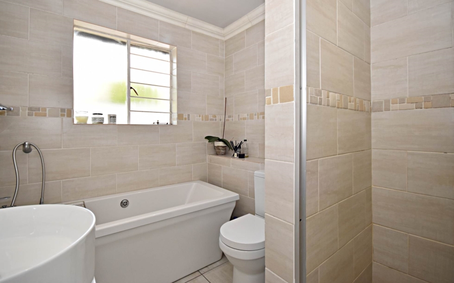 2 Bedroom Property for Sale in Sonneglans Gauteng