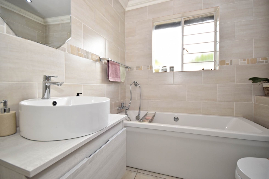 2 Bedroom Property for Sale in Sonneglans Gauteng