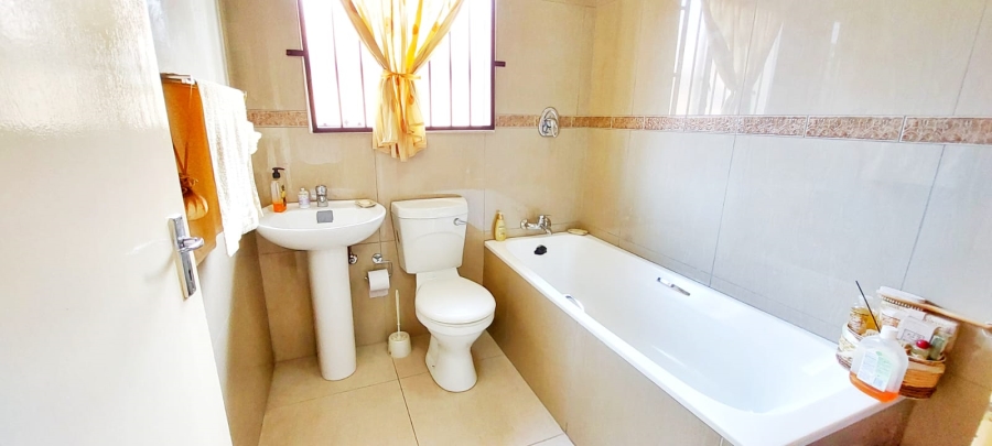 To Let 2 Bedroom Property for Rent in Halfway Gardens Gauteng