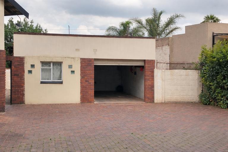 3 Bedroom Property for Sale in Linmeyer Gauteng