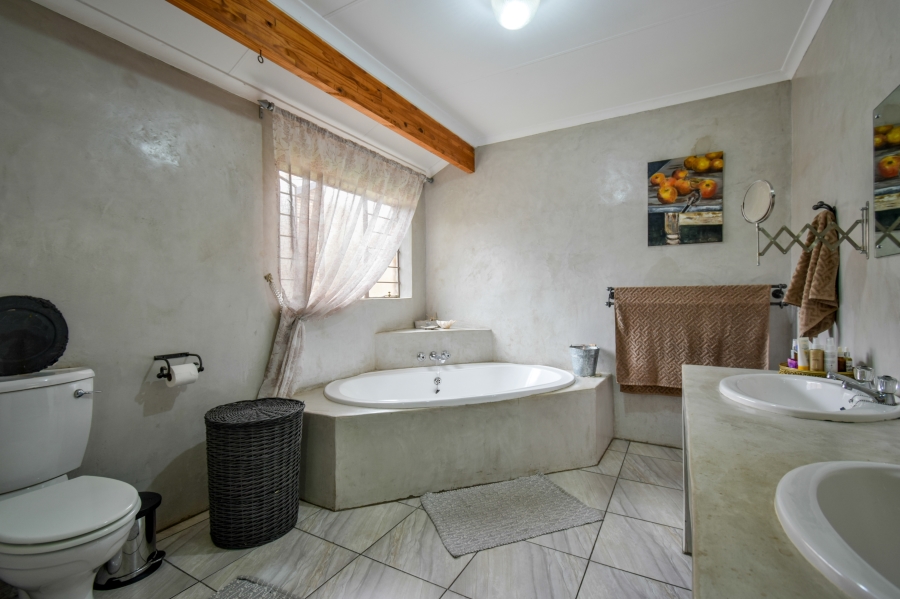 5 Bedroom Property for Sale in Moreleta Park Gauteng